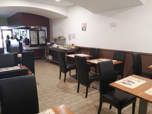 Tägliches Frühstücksbuffet (8.5 EUR pro Person)