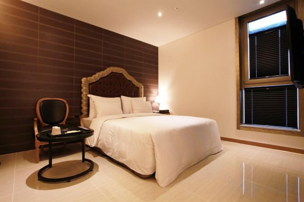 Luxe beddengoed, donsdekens, een bureau, een laptopwerkplek