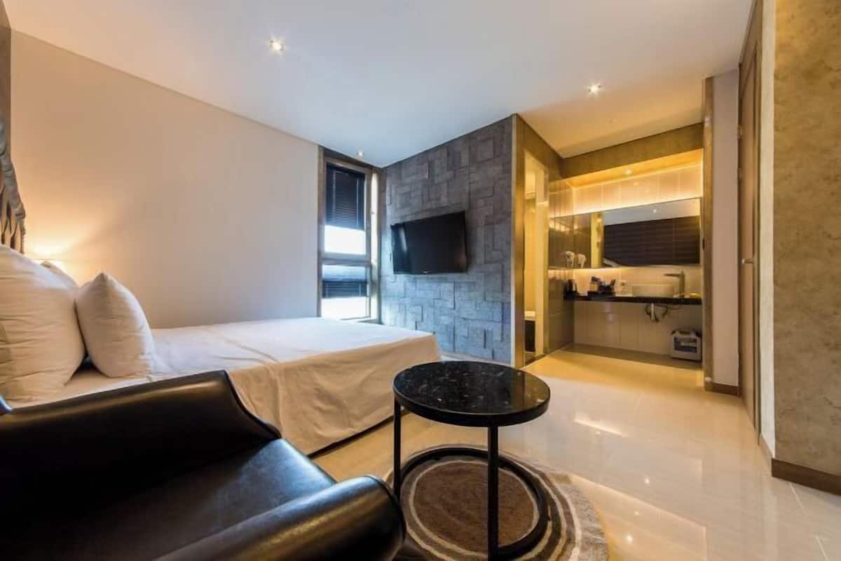 Bộ đồ giường cao cấp, chăn bông, bàn 