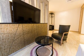 Quarto duplo luxo | Roupas de cama premium, edredons de pluma, escrivaninha