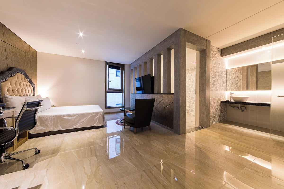 Phòng 2 giường đơn Deluxe | Bộ đồ giường cao cấp, chăn bông, bàn 