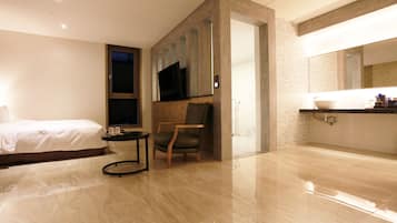 高級寝具、羽毛の掛け布団、デスク、ノートパソコン用作業スペース