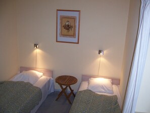 Bureau, lits bébé (gratuits), Wi-Fi gratuit, draps fournis