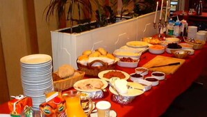 Une table de buffet proposant une variété de plats et de boissons.