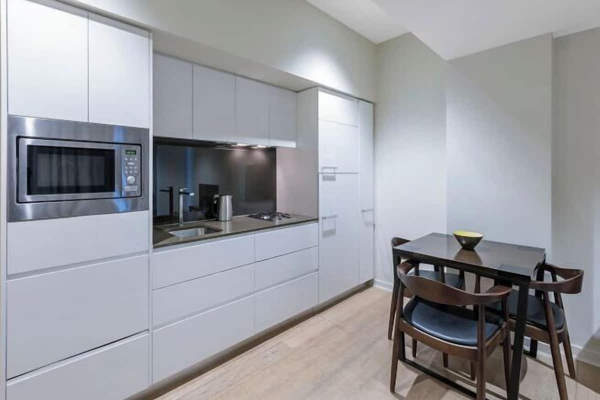 Großer Kühlschrank, Mikrowelle, Ofen, Herdplatte