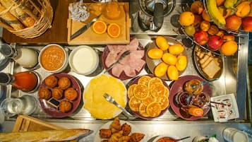 En morgenmadsbuffet med et udvalg af mad og drikkevarer.