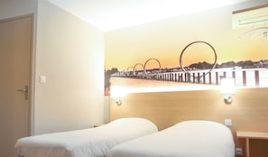 Escritorio, sistema de insonorización, wifi gratis y ropa de cama 