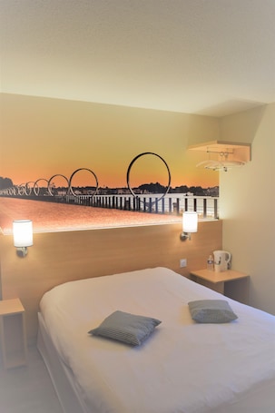 Escritorio, sistema de insonorización, wifi gratis y ropa de cama . Hôtel Inn Design Châteaubriant