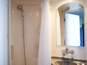 Douche, serviettes fournies
