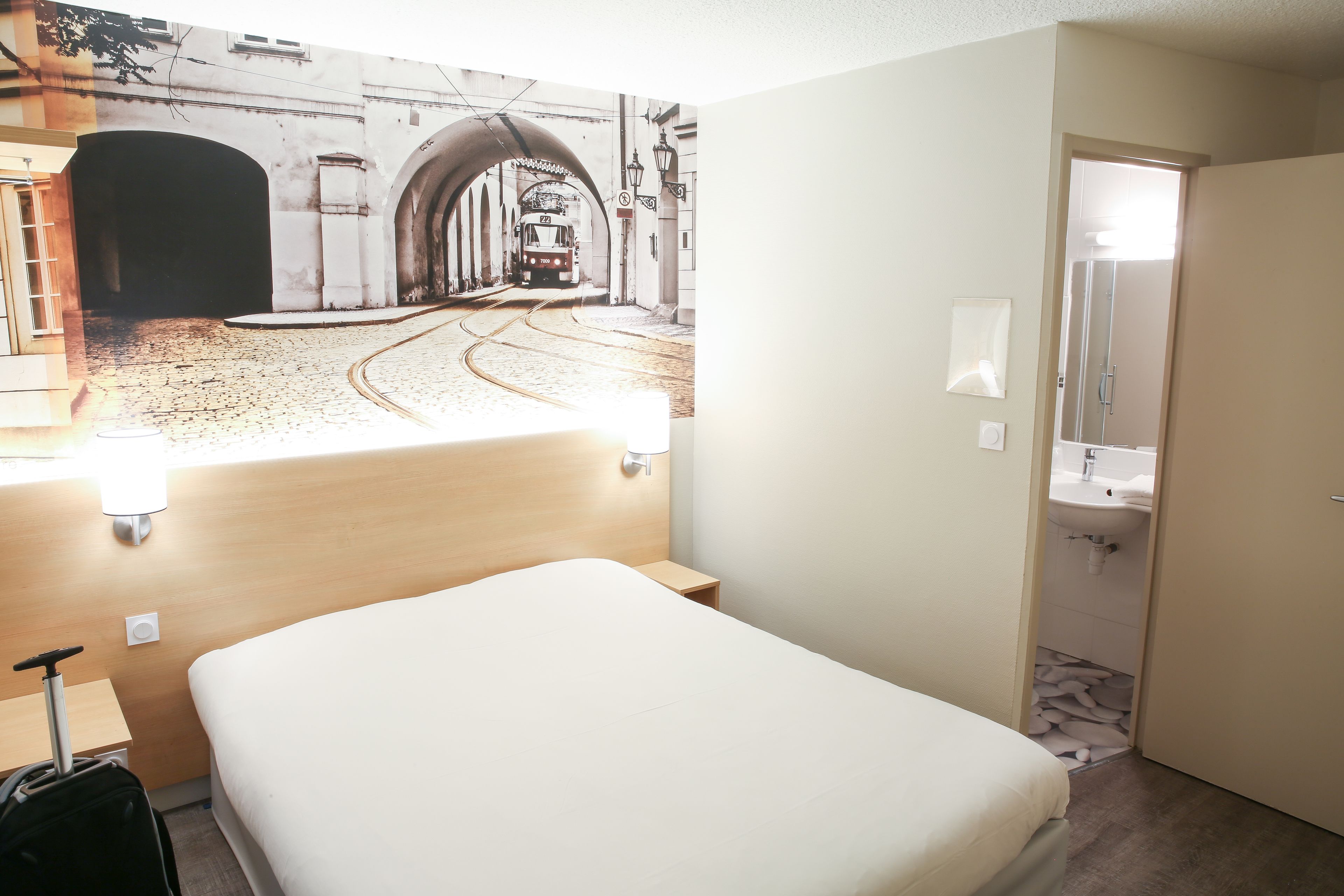 Desk, soundproofing, free WiFi, bed sheets