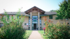 A hotel entrance with a sign reading "HOTEL Inn". - Hôtel Inn Design Châteaubriant (Chateaubriant)