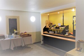 Petit déjeuner continental servi tous les jours en supplément