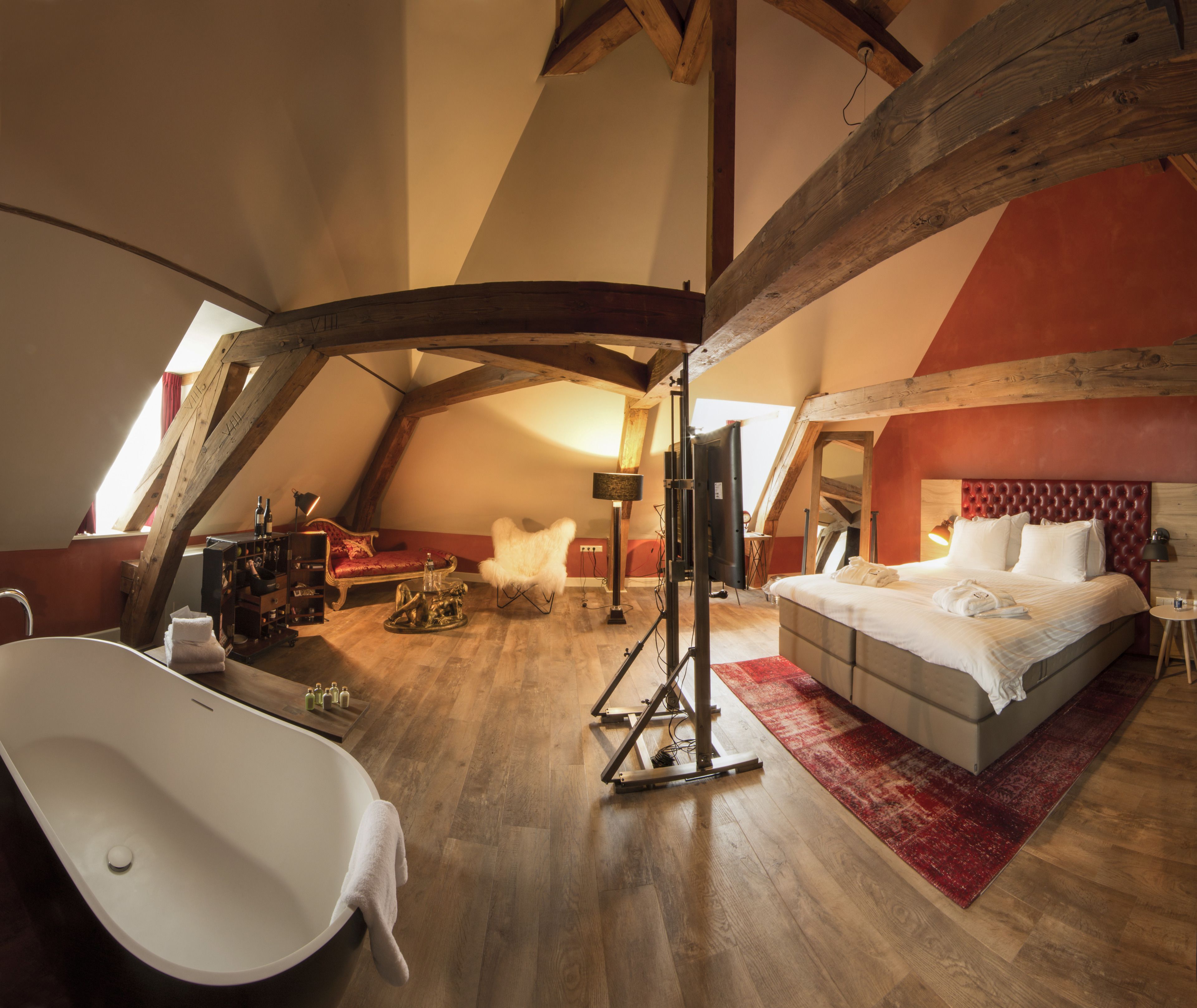 executive double room, 1 double bed, non smoking, bathtub | room amenity