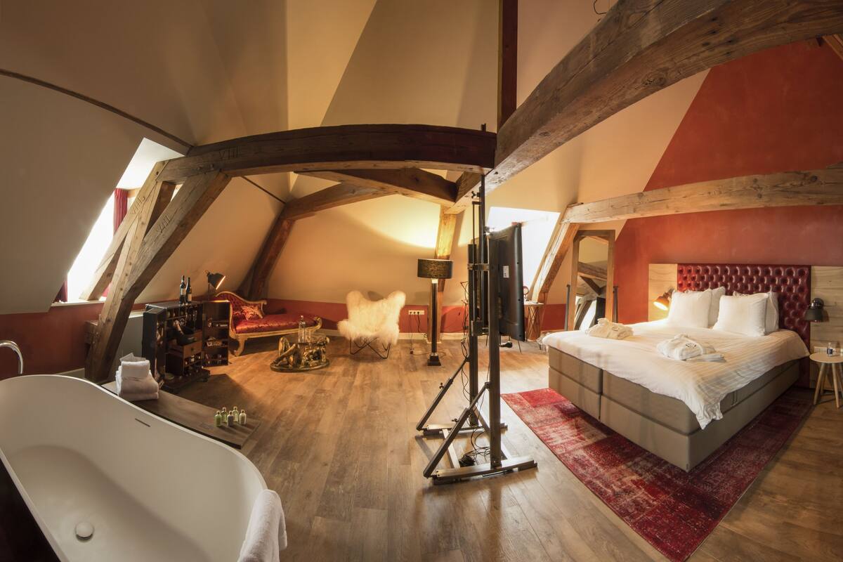 executive double room, 1 double bed, non smoking, bathtub | room amenity