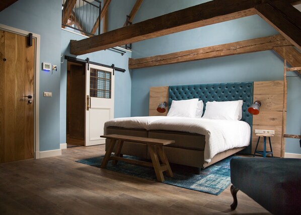 Deluxe Double Room, 1 King Bed, Non Smoking, Bathtub