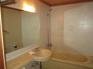 Combined shower/bathtub, deep-soaking bathtub, free toiletries - Jeju Olleh Hotel (Jeju City)