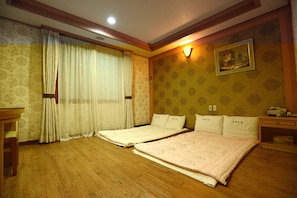 Ropa de cama de alta calidad, escritorio y cortinas blackout