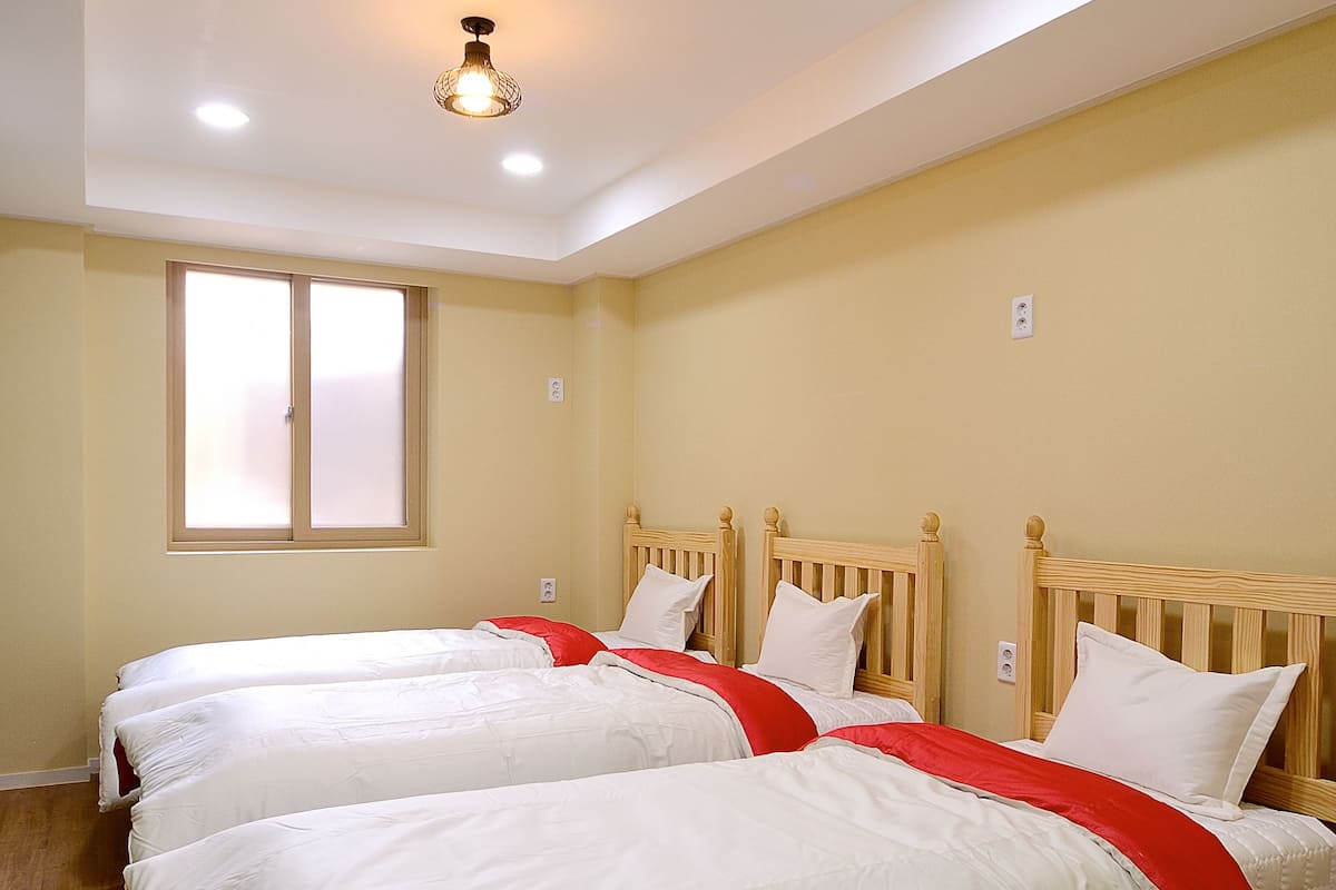 Triple Room | 2 bedrooms, iron/ironing board, free WiFi