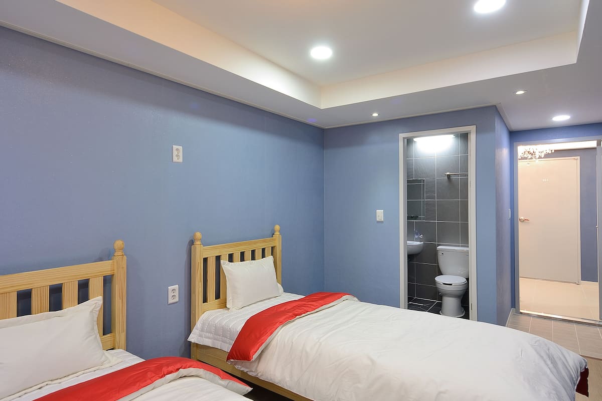 Twin Room | 2 bedrooms, iron/ironing board, free WiFi