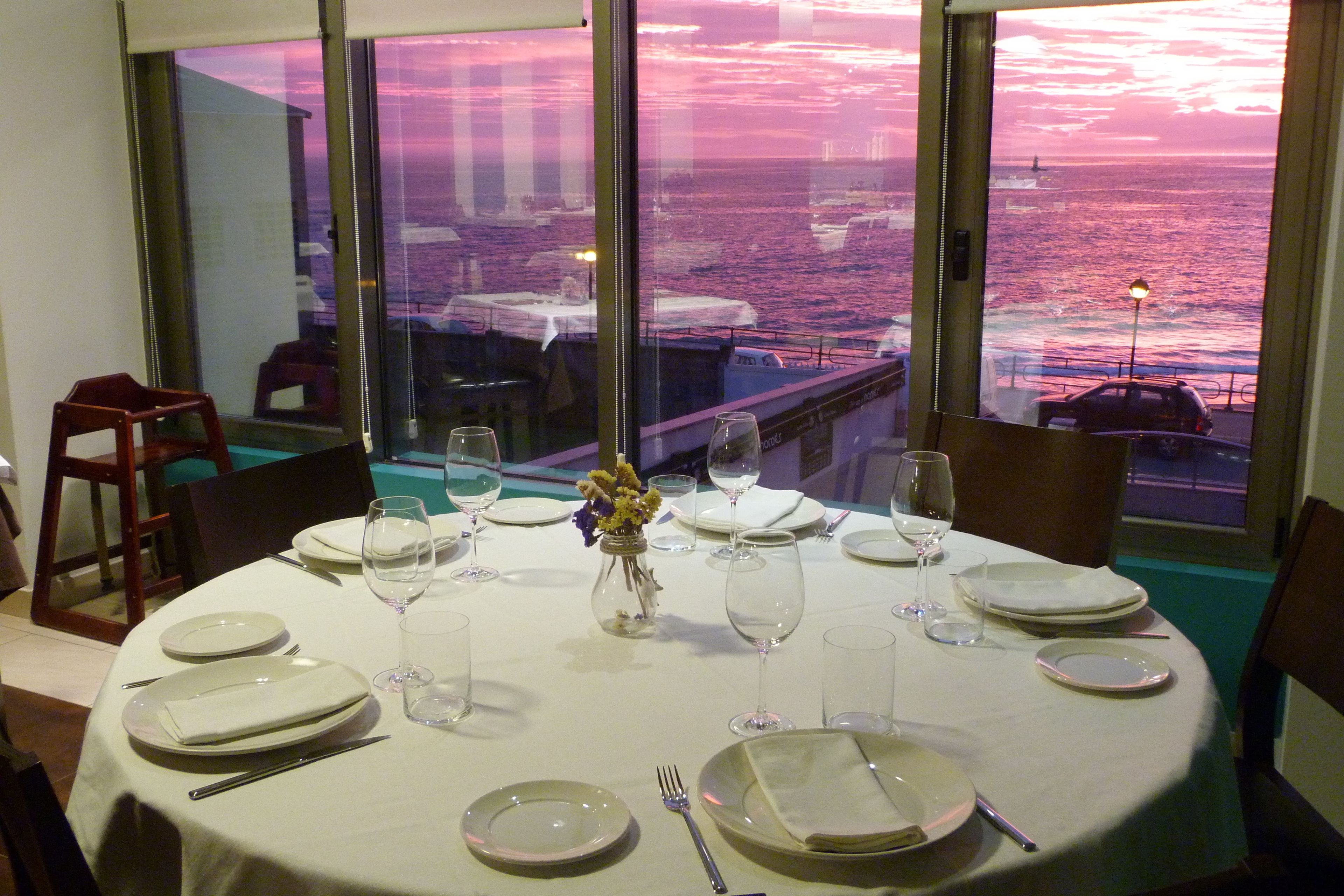 breakfast, lunch and dinner served