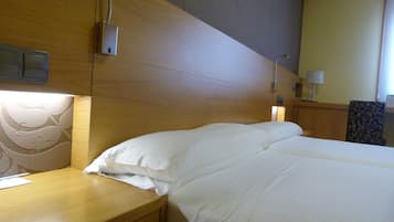 Tweepersoonskamer, uitzicht op zee | Een minibar, een kluis op de kamer, een bureau, verduisterende gordijnen