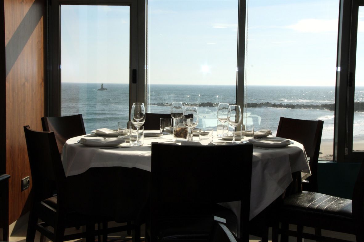 Breakfast, lunch and dinner served