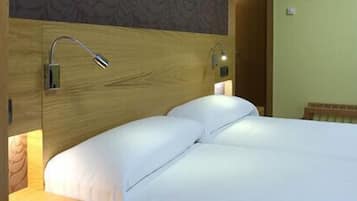 Junior Suite | Minibar, in-room safe, desk, blackout drapes