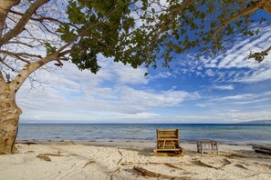 On the beach, free beach shuttle, sun loungers, beach towels - Momo Beach House (Panglao)