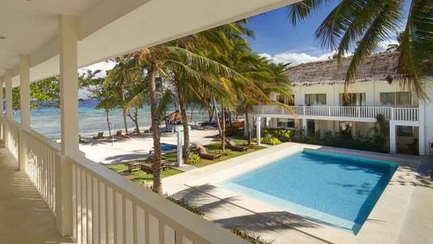 A resort with a pool, beach, and ocean view. - Momo Beach House (Panglao)