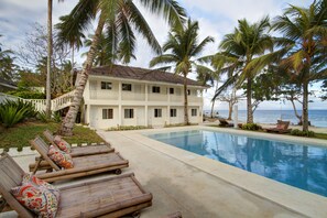 Outdoor pool, pool loungers - Momo Beach House (Panglao)