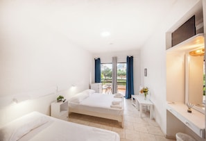 Habitación triple | Tabla de planchar con plancha, wifi gratis y ropa de cama 