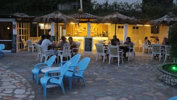 Déjeuner et dßner servis sur place, vue sur la piscine