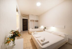 Tabla de planchar con plancha, wifi gratis y ropa de cama 