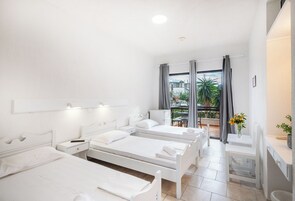 Habitación triple | Tabla de planchar con plancha, wifi gratis, ropa de cama