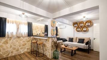 Apartamento exclusivo, 2 quartos | Área de estar | Smart TV 42 polegadas com canais via satélite, Netflix