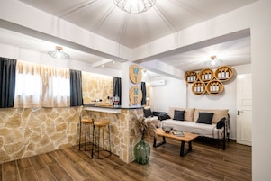 Apartamento exclusivo, 2 quartos | Área de estar | Smart TV 42 polegadas com canais via satélite, Netflix