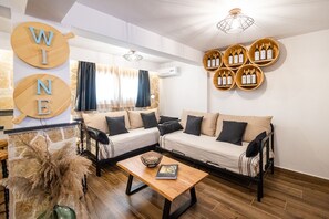 Exclusief appartement, 2 slaapkamers | Woonruimte | Een 42-inch smart-tv met satellietzenders, Netflix en streamingdiensten