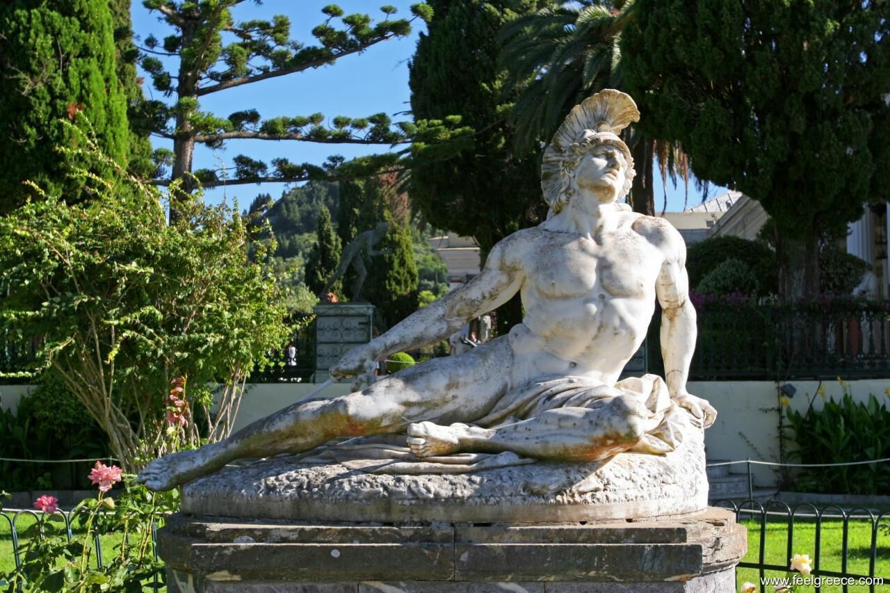 Une statue classique dans un jardin.