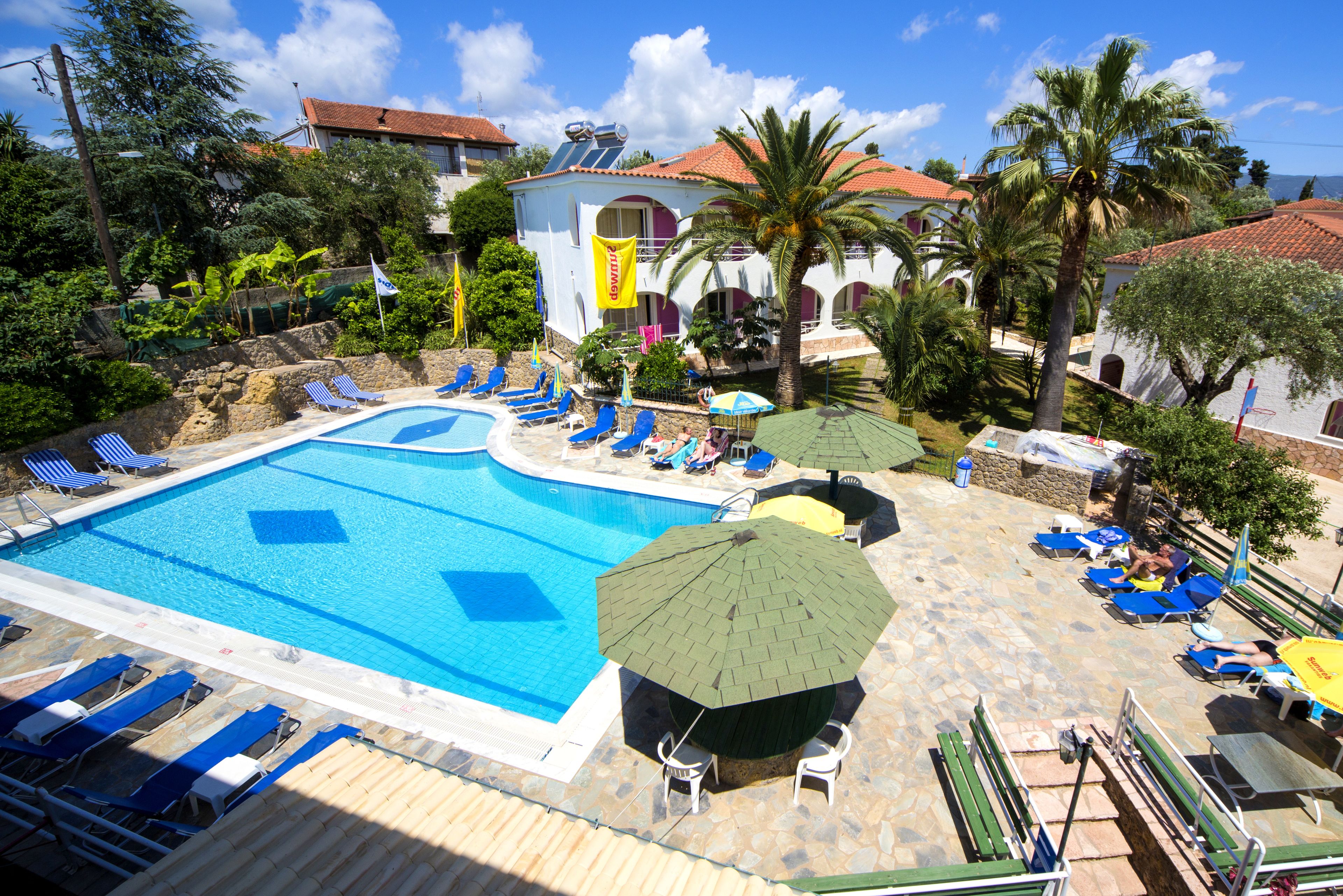 Utomhuspool, öppet 08.00 till 19.00, parasoller och solstolar