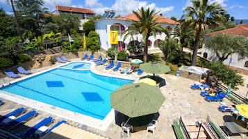 Utomhuspool, öppet 08.00 till 19.00, parasoller och solstolar