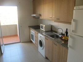Apartamento, 2 habitaciones | Cocina privada | Frigorífico, microondas, cafetera o tetera y utensilios de cocina