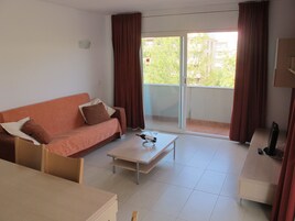 Apartamento, 2 habitaciones | Sala de estar | Una televisión