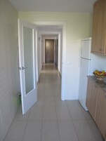 Apartamento, 2 habitaciones | Zona de estar | Una televisión