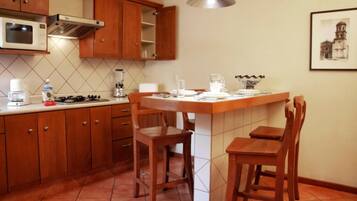 Refrigerador, microondas, parrilla de estufa y cafetera y tetera