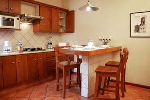 Fridge, microwave, stovetop, coffee/tea maker - Alcazar Suites (Zapopan)