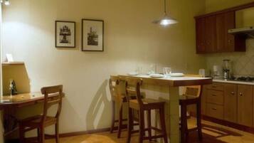 Suite básica | Cocina privada | Refrigerador, microondas, parrilla de estufa y cafetera y tetera