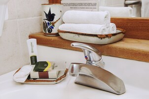 Basic Suite | Bathroom | Shower, free toiletries, hair dryer, towels