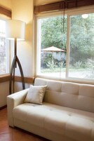 Suite básica | Zona de estar | Smart TV de 40 pulgadas con canales por cable