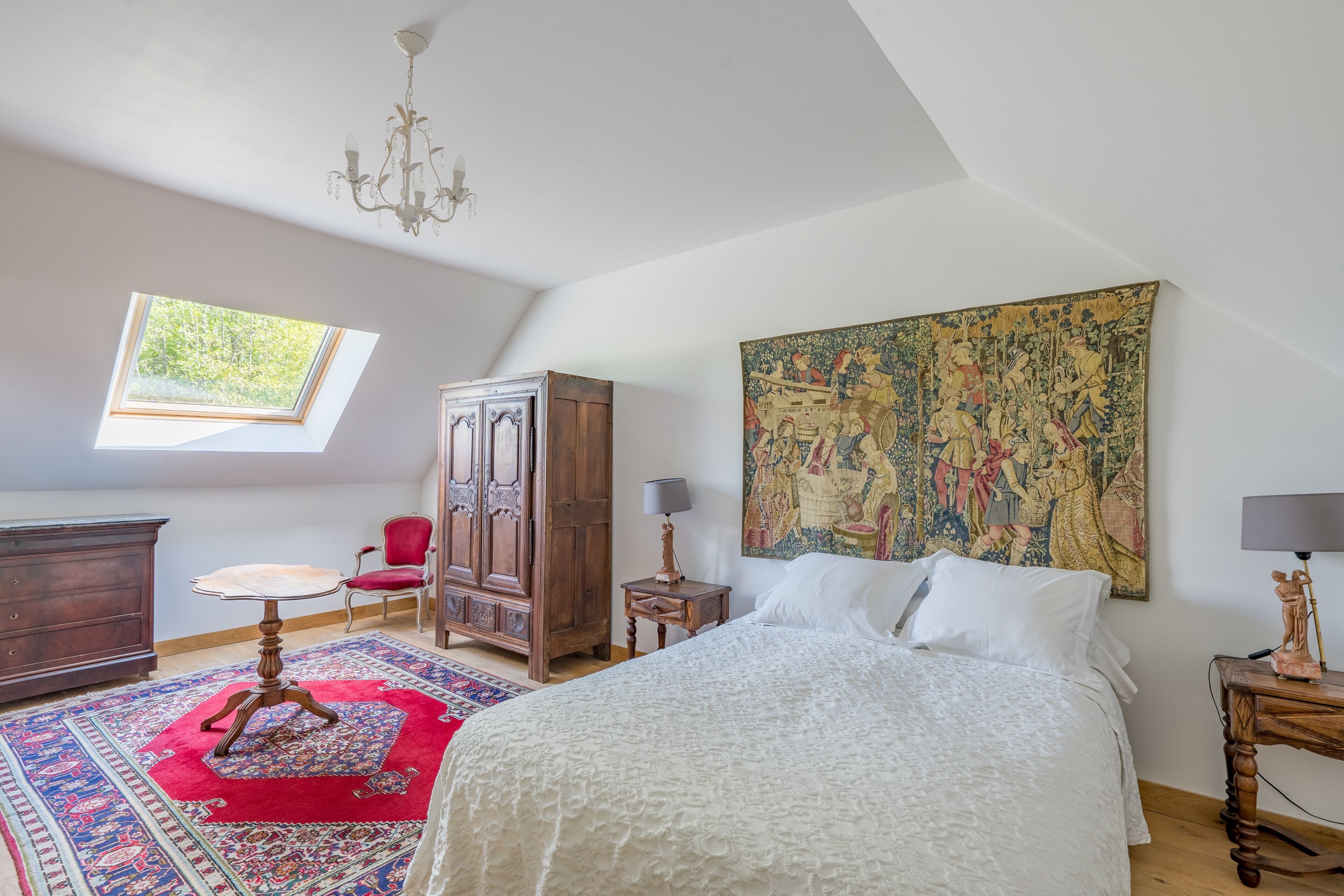 بديكورات فريدة لكل غرفة وطراز فريد لكل وحدة وستائر تعتيم