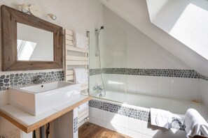 Badkamer | Een haardroger, handdoeken, zeep, toiletpapier